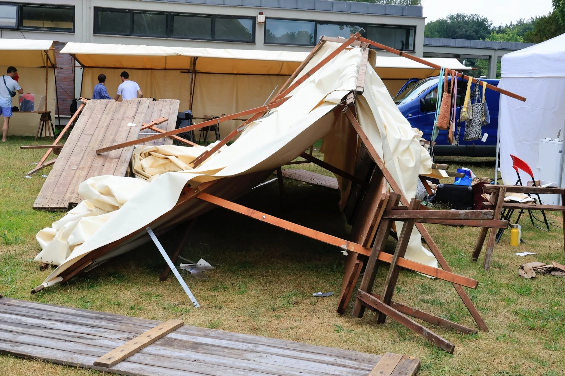 Beim Sommerfest auf dem Hansaplatz stürzten Stände um, ein Mensch erlitt einen Stromschlag.