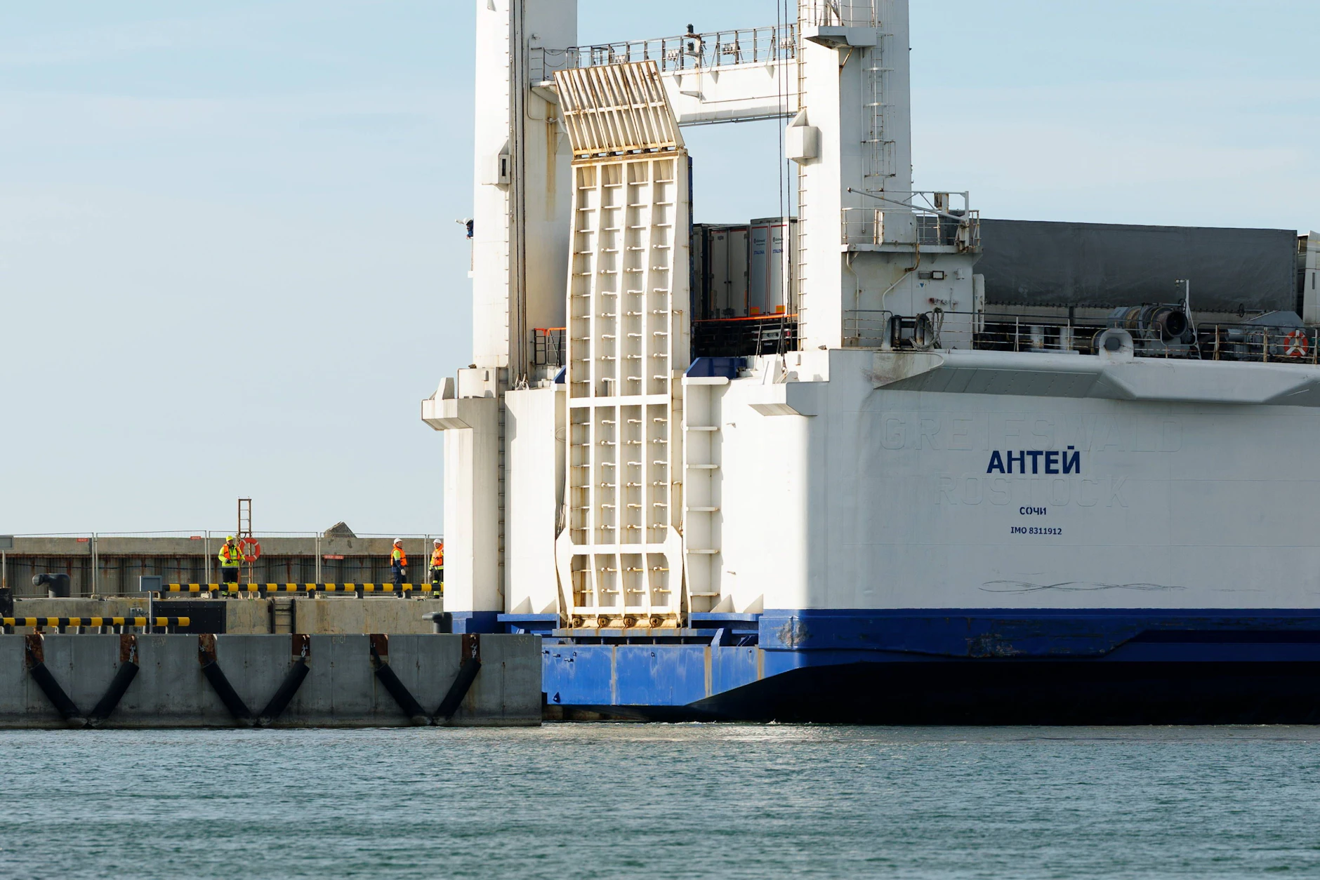 Die Fähre „Antey Antaeus“ im Hafen von Pionersky. Früher hieß die Fähre „Greifswald“.
