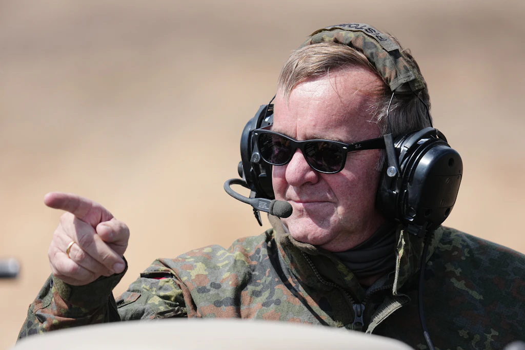 Boris Pistorius (SPD), Bundesminister der Verteidigung, verfolgt die erste Übung der in Litauen stationierten Panzerbrigade 45 der Bundeswehr.