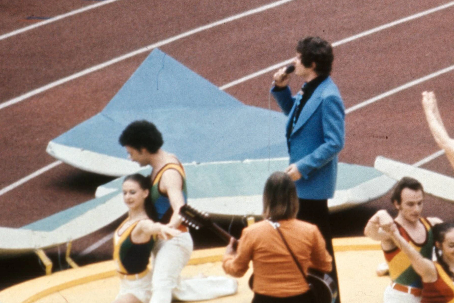 Eröffnungsfeier der WM 1974 im Frankfurter Waldstadion - und Frank Schöbel hat einen unvergesslichen Auftritt.