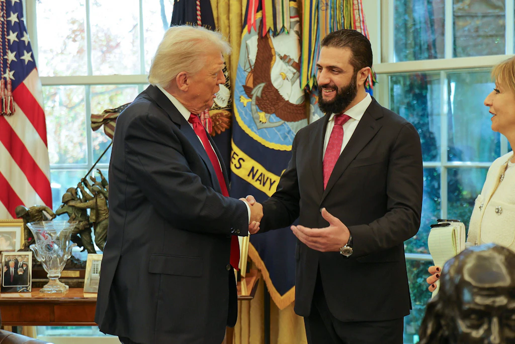 Donald Trump und Ahmed al-Scharaa bei einem Treffen in Washington.