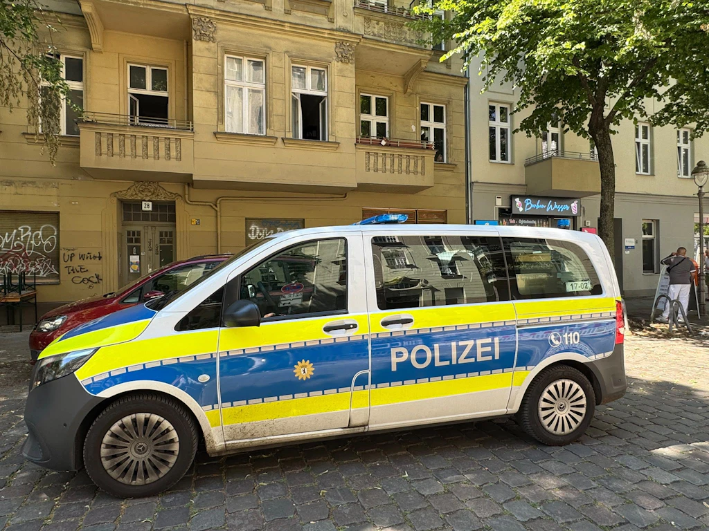 Explosion vor Ladengeschäft in Wedding – war es eine Handgranate?