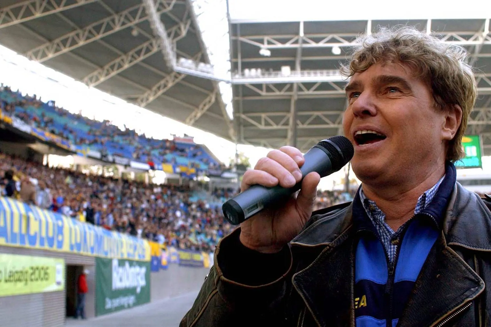 Frank Schöbel tritt auch als Sänger in den Fußballstadien auf – hier beim 1. FC Lok Leipzig.