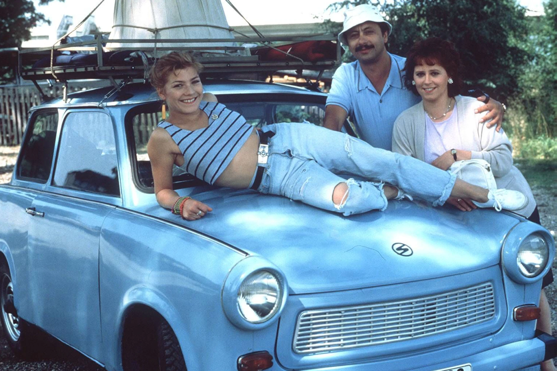 Szene aus dem Film „Go Trabi Go“: Wolfgang Stumph mit Marie Gruber und Claudia Schmutzler.