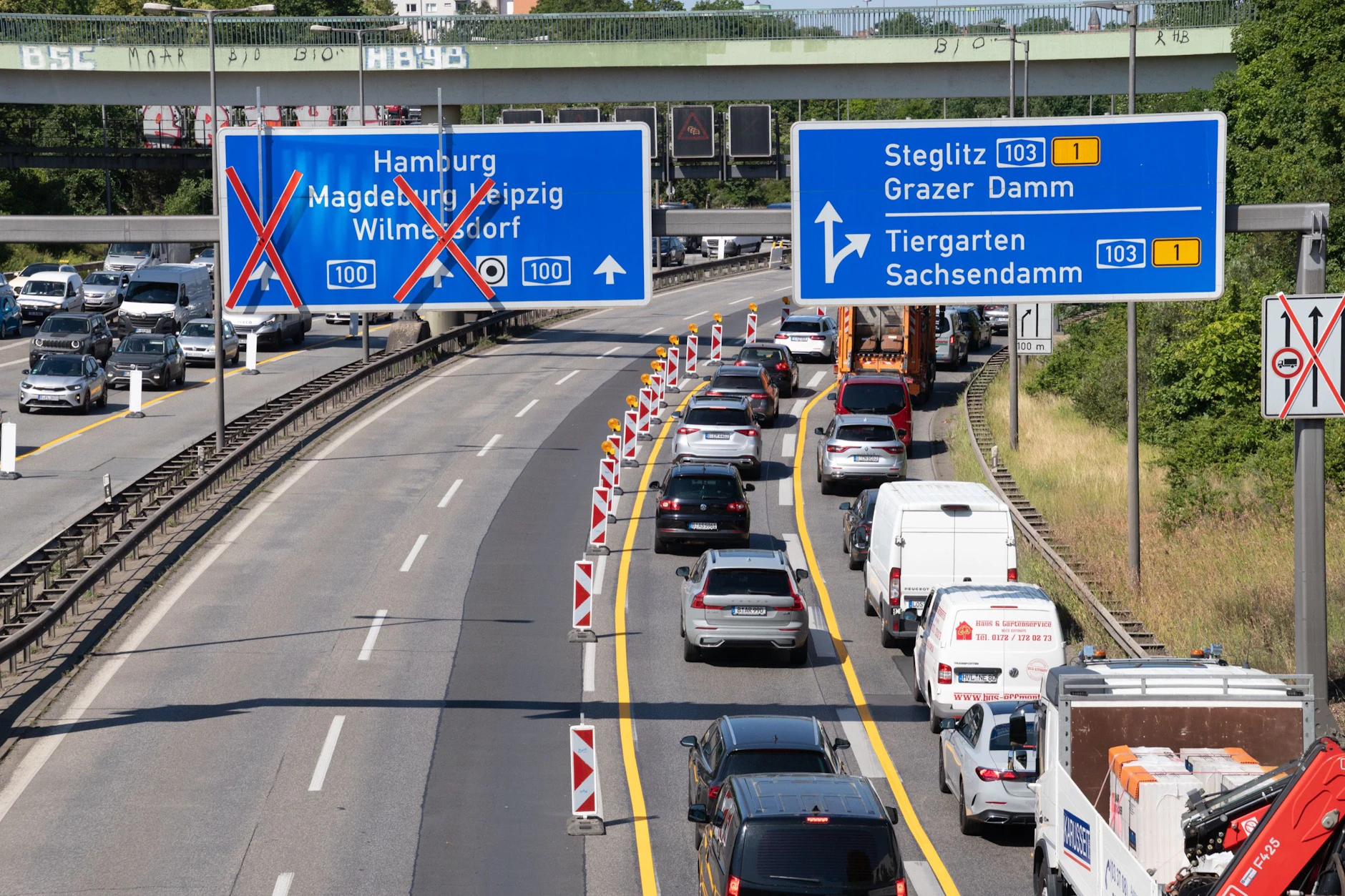 Seit heute wird hier die Fahrbahn in den nächsten 3 Wochen saniert. Richtung Nord sind die beiden linken Fahrstreifen gesperrt. Es kommt im Schnitt zu einer Passierdauer von 30–40 Minuten.