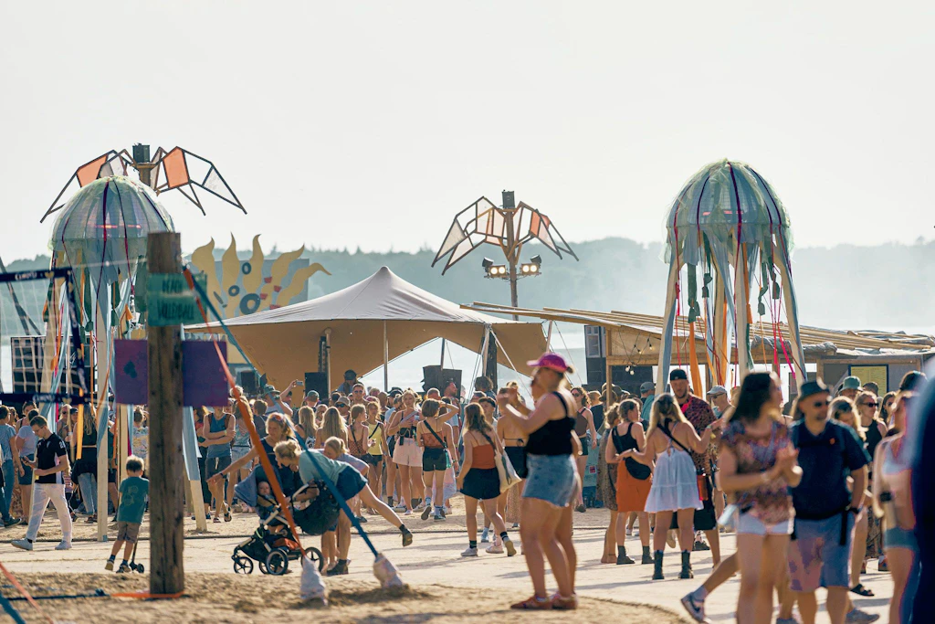 Das Festival About You Pangea 2025 am Strand von Ribnitz-Damgarten.
