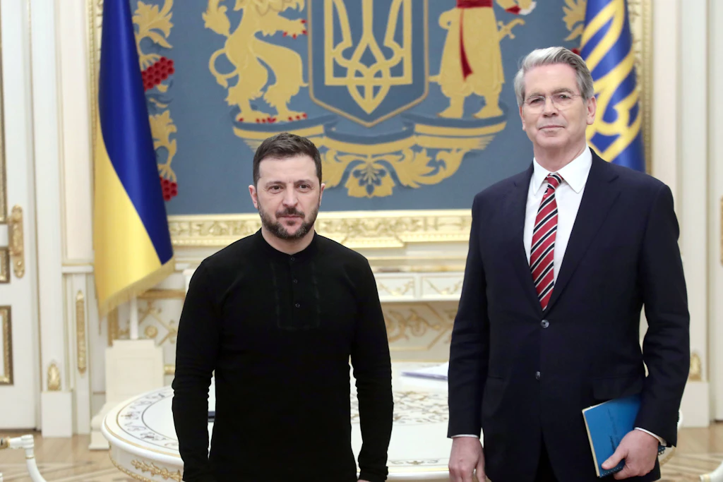 Der ukrainische Präsident Wolodymyr Selenskyj (l.) und US-Finanzminister Scott Bessent (r.) bei einem Treffen im Jahr 2025