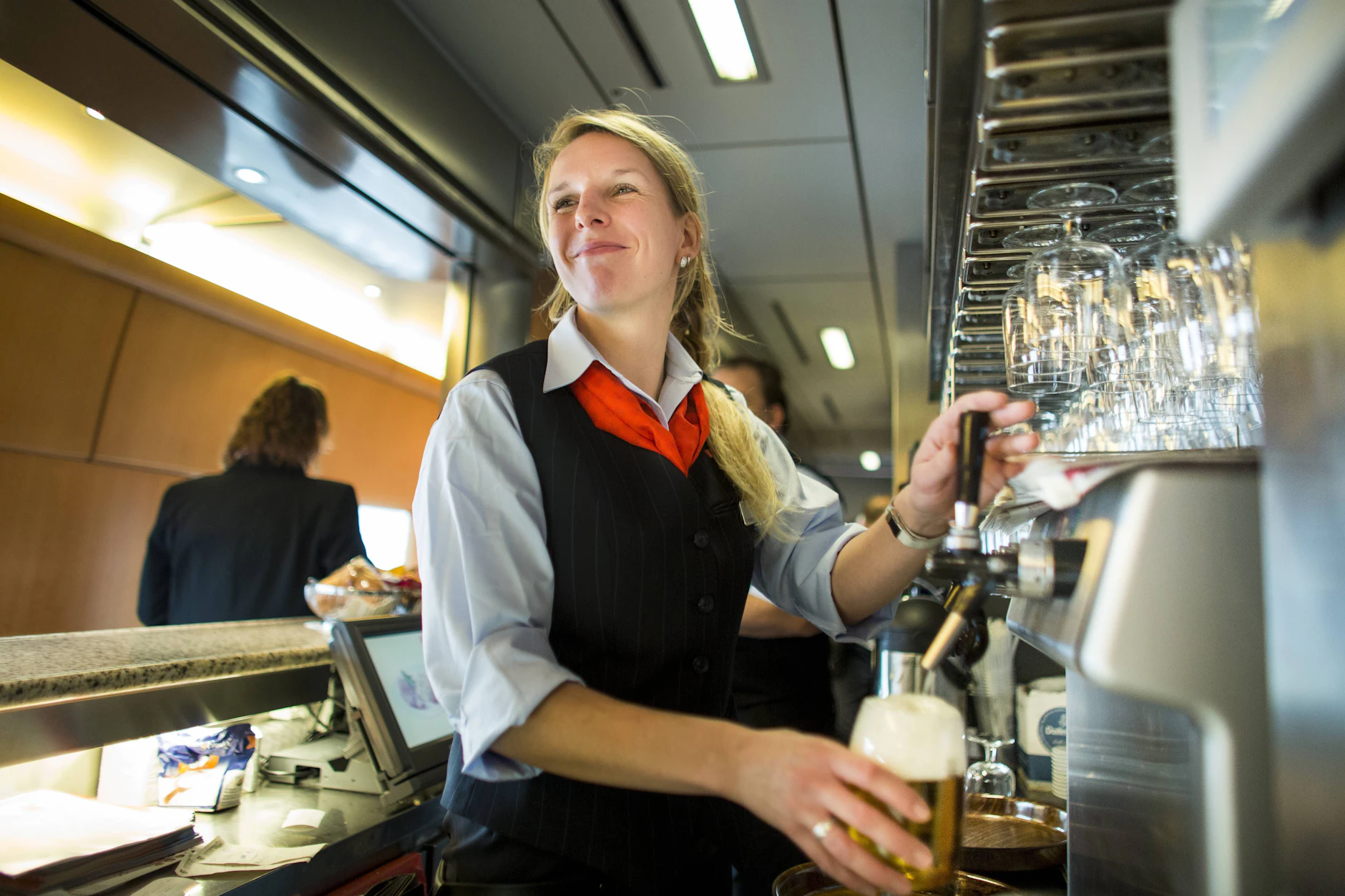 Im Bordbistro der Deutschen Bahn wird die Speisekarte umgebaut: Die Pommes sind gestrichen, dafür gibt es jetzt Kartoffelecken.