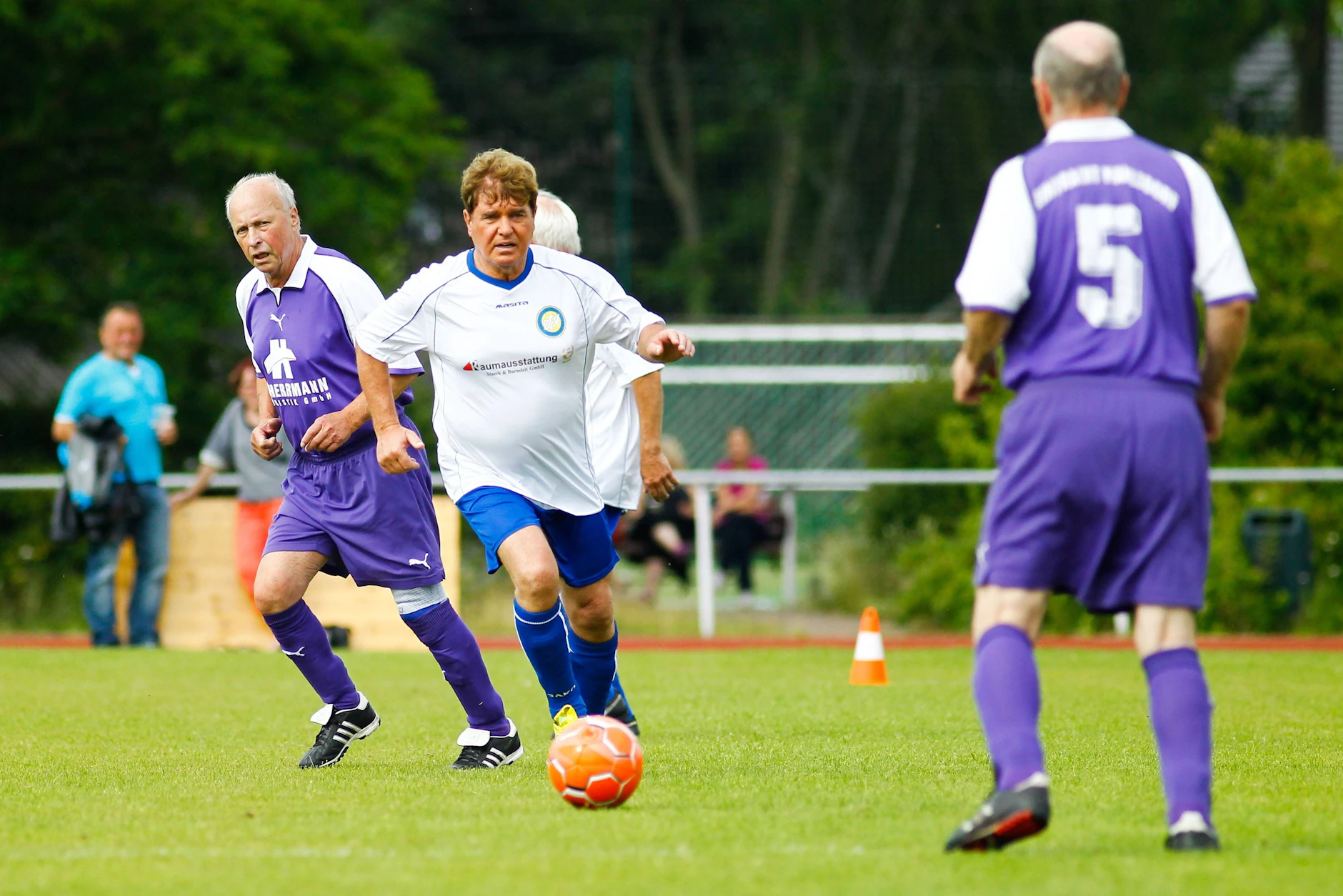 Frank Schöbel bei einem Freundschaftsspiel der alter Mannschaft von Eintracht Mahlsdorf.