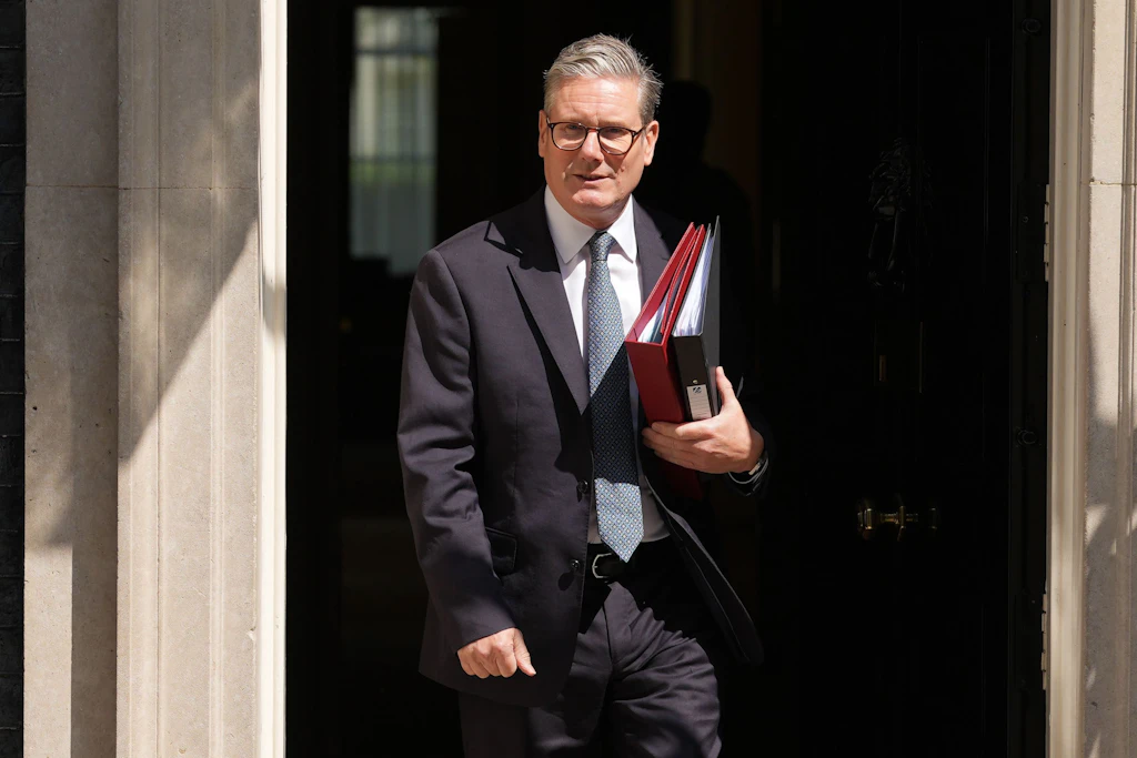Der britische Premierminister Keir Starmer verlässt 10 Downing Street.