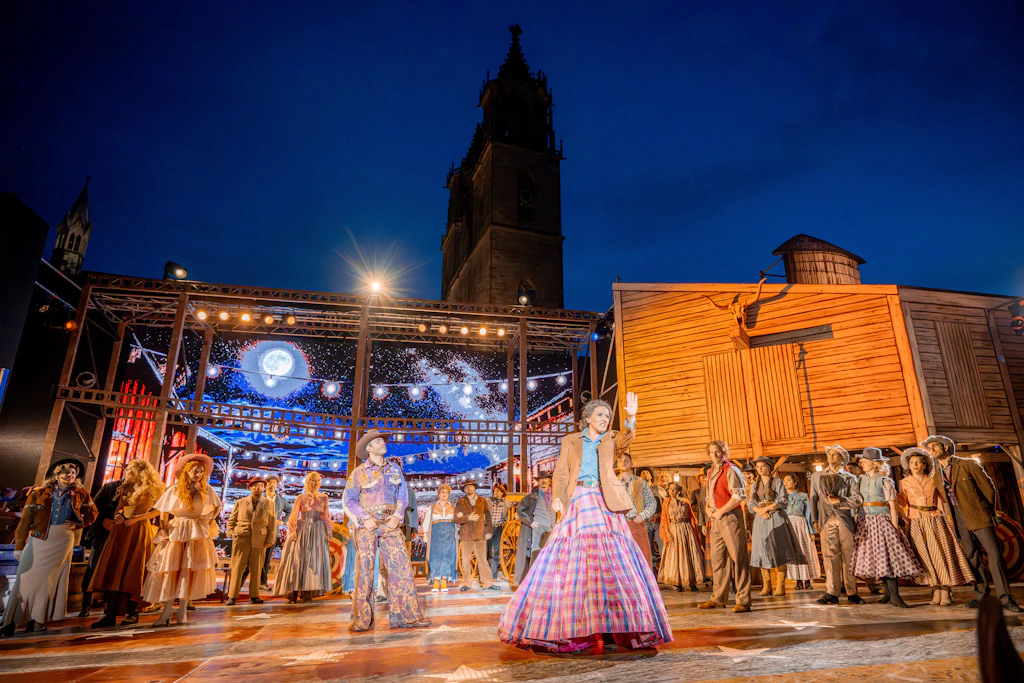 Wilder Westen vor historischer Kulisse: Mit „Oklahoma!“ eröffnet das Theater Magdeburg die diesjährige DomplatzOpenAir-Saison.