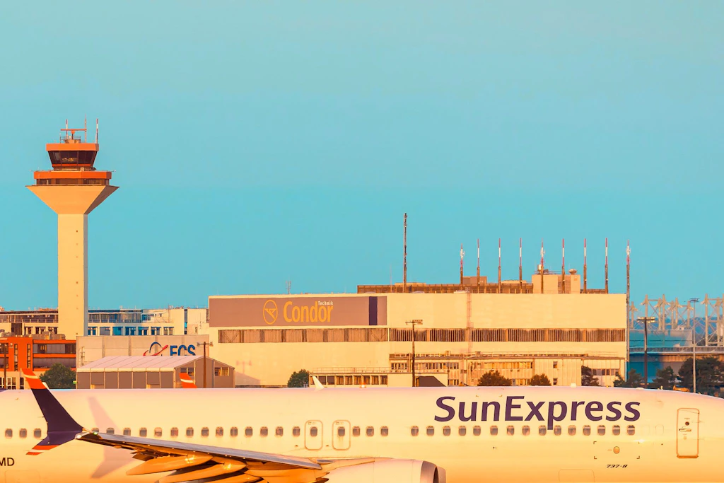 Bei 56 Grad in der Todesfalle: Kinder kollabieren in SunExpress-Flieger in Frankfurt