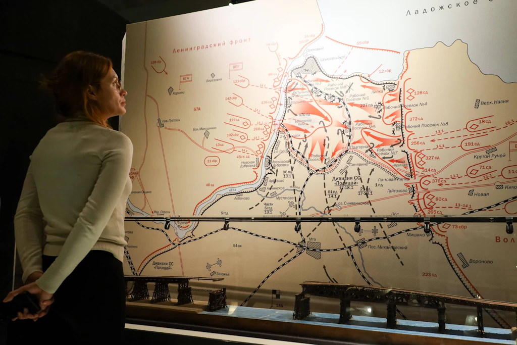 Eine Strategiekarte des deutschen Einmarsches ist im Staatlichen Gedenkmuseum zur Verteidigung und Belagerung von Leningrad ausgestellt, das eine Sammlung von Dokumenten, Fotografien, Kunstwerken, Waffen und Munition sowie persönlichen Gegenständen von Bürgern beherbergt.