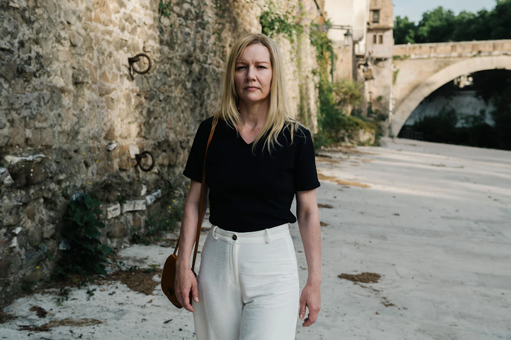 Sandra Hüller als Ingeborg Bachmann in einer Szene des Films „Ingeborg Bachmann – Jemand, der einmal ich war“ am Ufer des Tiber in Rom