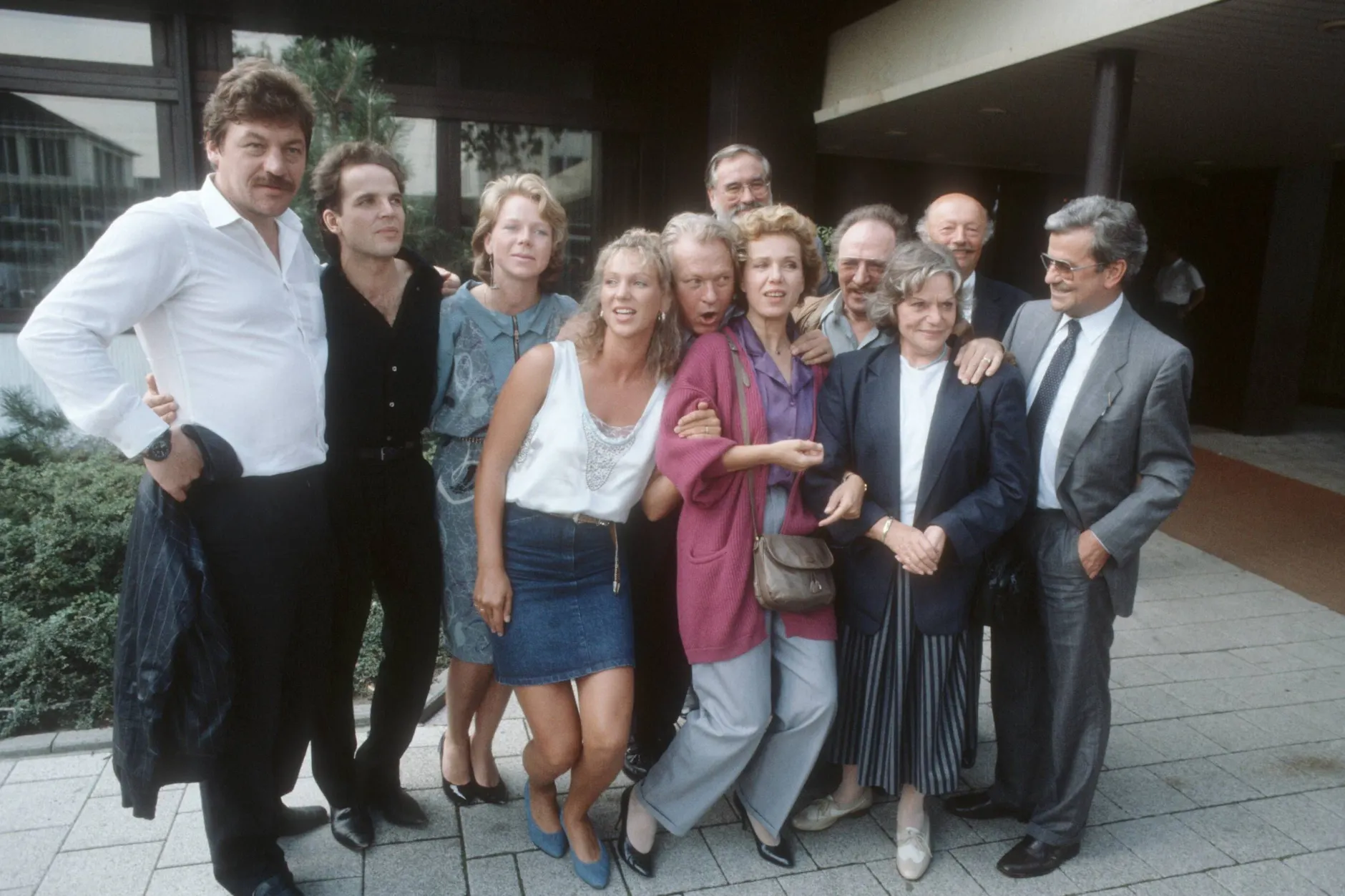 Die Filmcrew auf einem Foto: (v.l.) Michael Meyer (Regisseur), Mick Werup (Chris), Marion Kracht (Tina), Sabine Kaack, Günter Strack, Heinz Wyprächtiger, Witta Pohl, Robert Stromberger, Grete Wurm, Gyula Trebitsch und Alois Schardt (Programmdirektor).