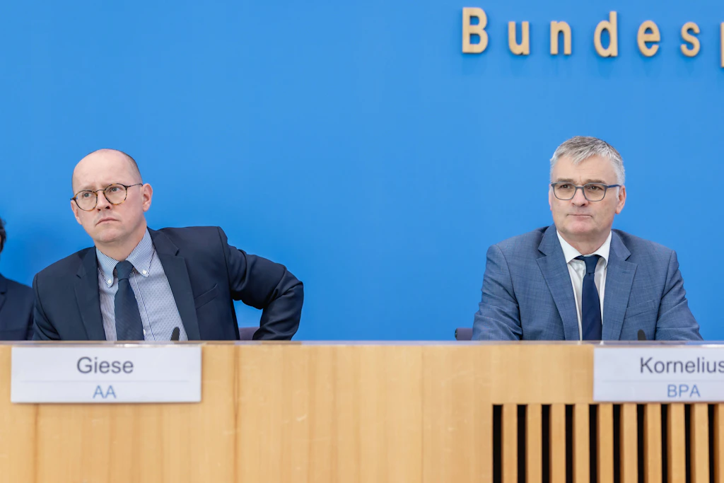 Regierungspressekonferenz vom 22. Juni 2026: der Sprecher des Auswärtigen Amts Martin Giese neben dem Regierungssprecher Stefan Kornelius