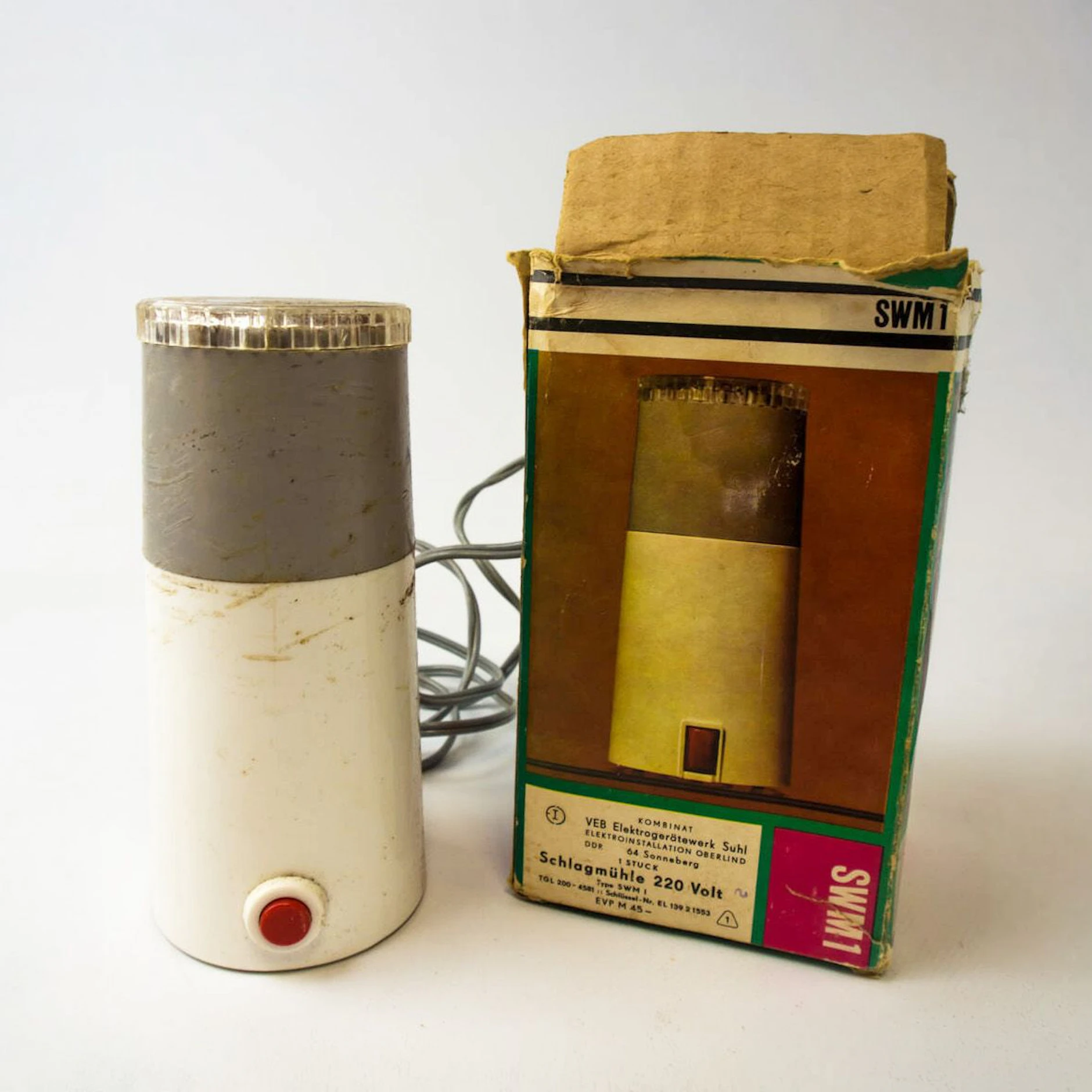 Es gab zwar nicht immer Kaffee, aber solche Kaffeemühlen hatte die DDR: Die Schlagwerkmühle funktioniert in einigen Haushalten noch heute.