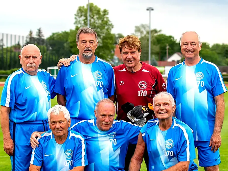Frank Schöbel ist leidenschaftlicher Fußballfan. Doch der Sänger schaut sich nicht nur die Spiele am Fernseher an, er ist auch auf dem Spielfeld immer noch aktiv.