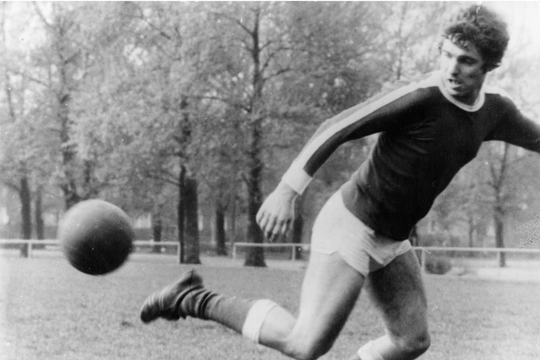 Wann immer es die Zeit erlaubte: Frank Schöbel ist auf dem Fußballplatz. Dieser private Schnappschuss zeigt den Sänger im Alter um die 30 Jahre auf dem Laskerplatz in Berlin-Friedrichshain.