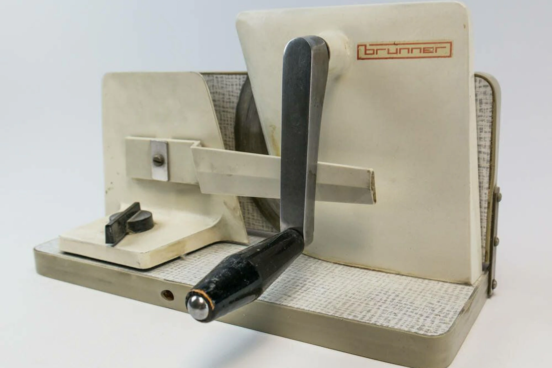 Brotschneidemaschinen gab es in der DDR mehrere. Dieses Modell aus der Sammlung des DDR-Museum Berlin setzt auf Kurbelantrieb, es gab aber auch elektrische Varianten.
