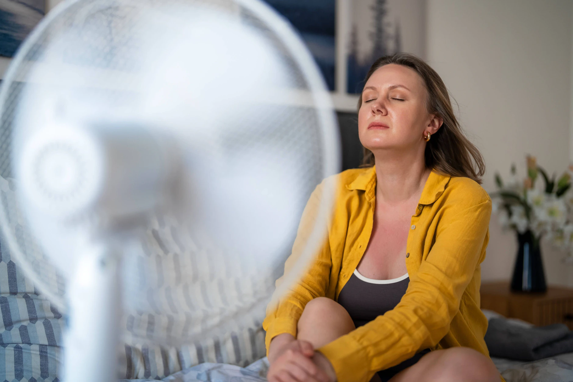 In vielen Wohnungen laufen Ventilatoren und Klimaanlagen im Sommer dauerhaft. Kann das zum Problem werden? Der Mythos, dass die Geräte grundsätzlich krank machen, hält sich hartnäckig.
