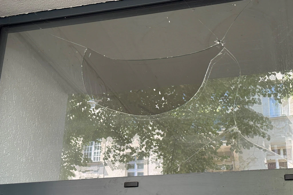 Durch eine Explosion im Bereich Malplaquetstraße/Liebenwalder Straße werden mehrere Fester und Autoscheiben beschädigt.