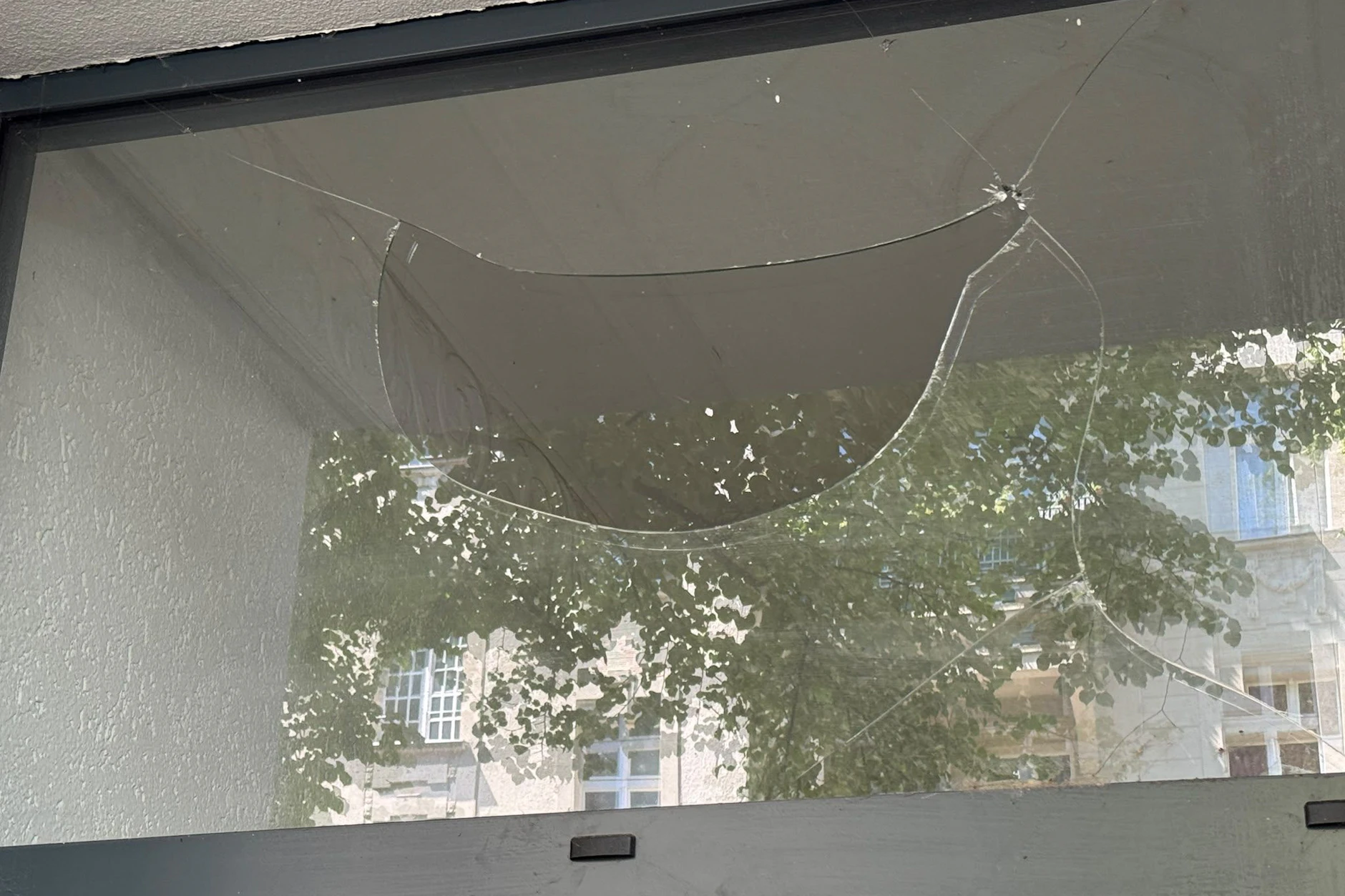 Durch eine Explosion im Bereich Malplaquetstraße/Liebenwalder Straße werden mehrere Fester und Autoscheiben beschädigt.