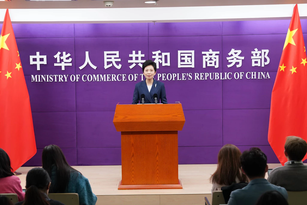 Sprecherin He Yongqian vom chinesischen Handelsministerium bei einer Pressekonferenz in Peking
