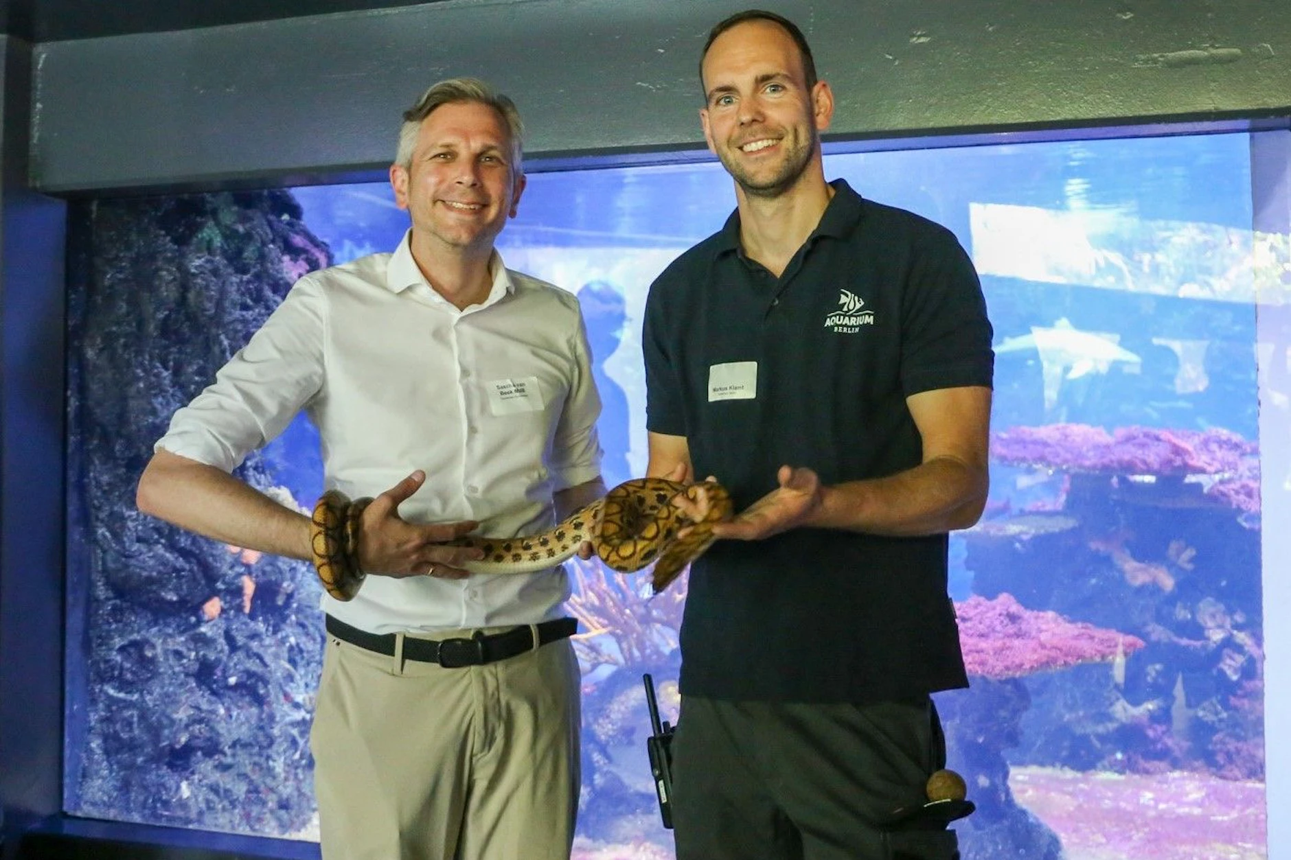 Bundestagsabgeordneter Sascha van Beek (CDU/CSU) und Markus Klamt, Kurator des Aquarium Berlin.