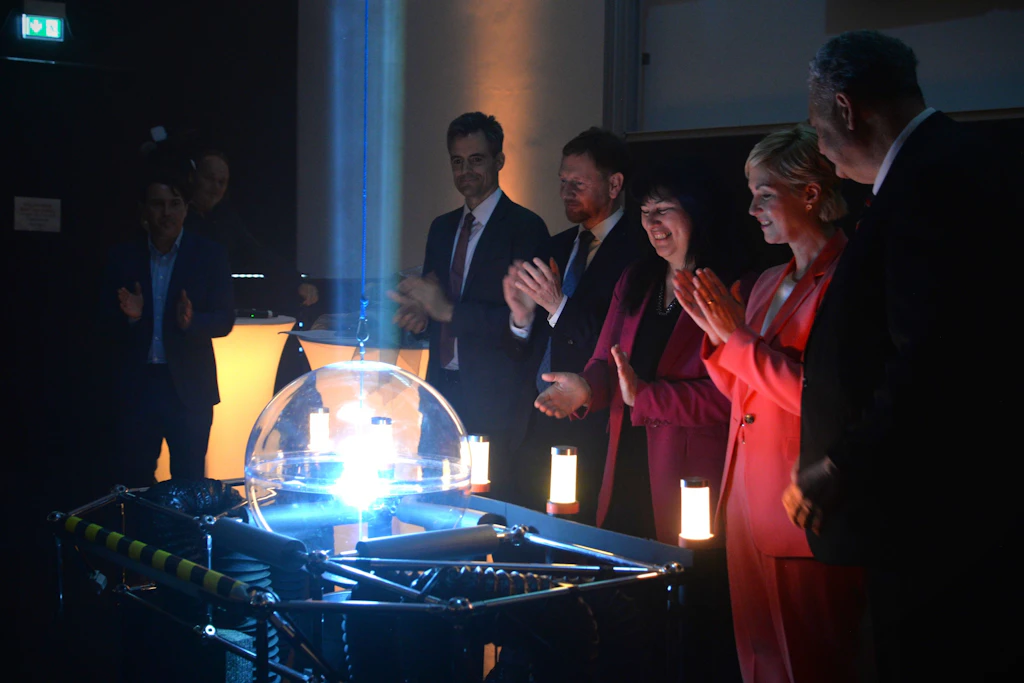 Bei der symbolischen Gründung der Hoch-Energie-Dichte-Initiative (Hedi) in Rostock:  Michael Zimmermann, Kuratoriumsvorsitzender des HZDR, Michael Kretschmer, Elizabeth Prommer, Manuela Schwesig, Sebastian M. Schmidt (v.l.).