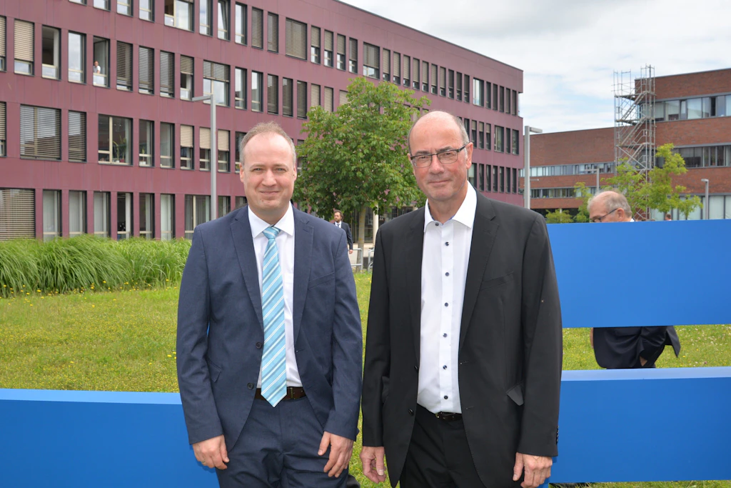 Die beiden Gründungsdirektoren des Hedi: Prof. Ronald Redmer (r.) forscht seit 40 Jahren an der Rostocker Uni an den Grundlagen der Trägheitsfusion. Wenn Prof. Dominik Kraus Experimente macht, kommen Hunderte Zuschauer.
