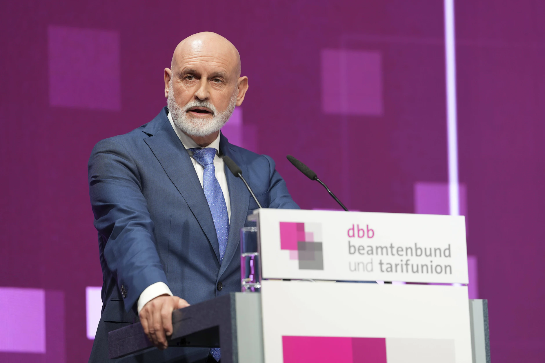 Volker Geyer, dbb-Bundesvorsitzender, beschwert sich über die geplante Rentenreform.