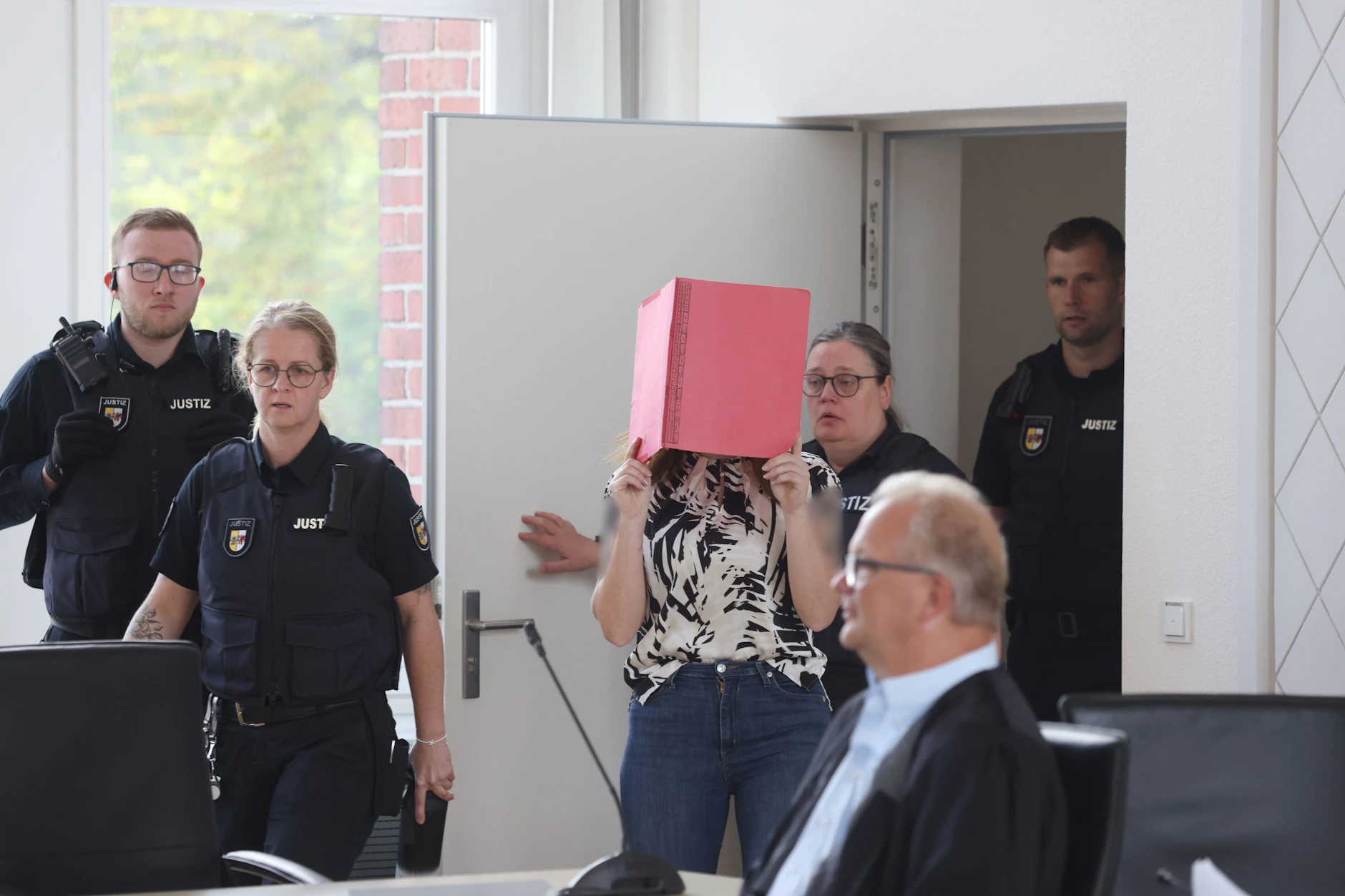 Gina H. betritt den Gerichtssaal. Ihr wird vorgeworfen, den acht Jahre alten Fabian aus Güstrow getötet zu haben.