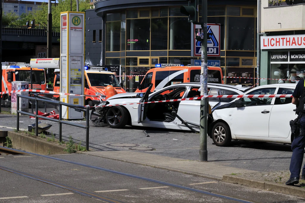 Unter den Verletzten sind auch Insassen der beiden Autos.