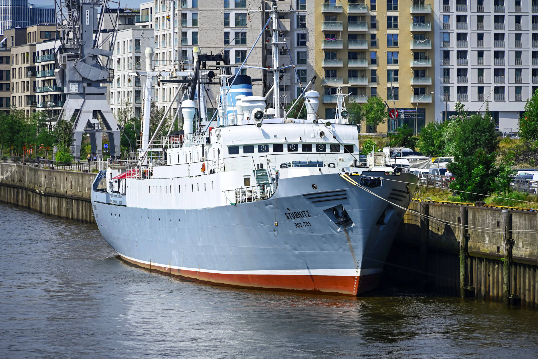 2023 zog das Schiff innerhalb der HafenCity in Hamburg an einen neuen Liegeplatz nahe den Elbbrücken um.