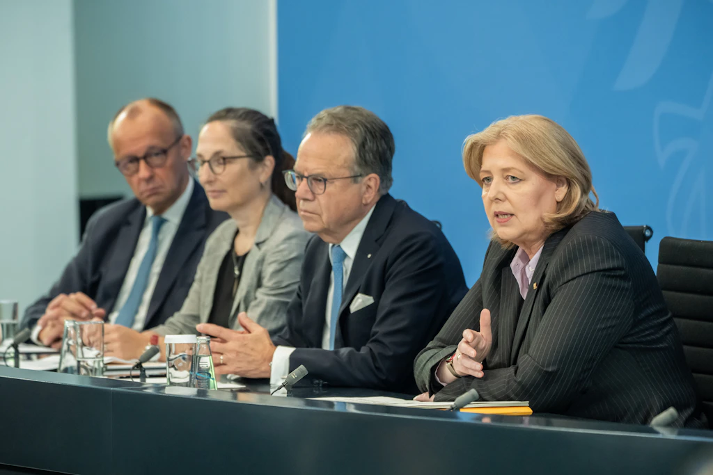 Bundeskanzler Friedrich Merz (l, CDU) und Bärbel Bas (r, SPD), Bundesministerin für Arbeit und Soziales und SPD-Parteivorsitzende nehmen an der Pressekonferenz zur Rente teil.