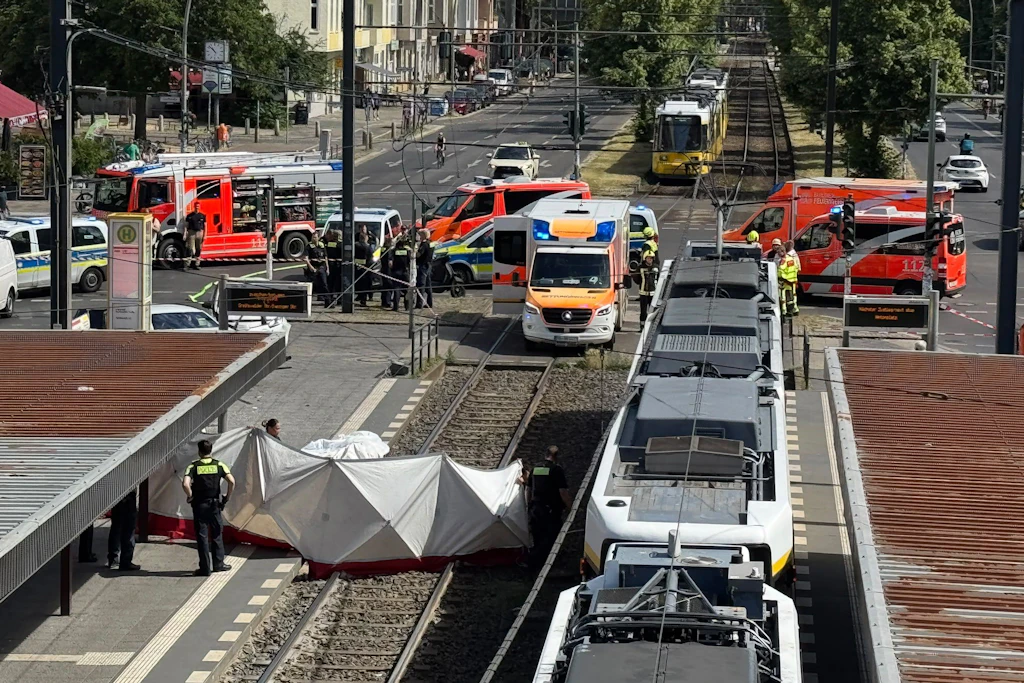 Schwerer Verkehrsunfall an der Tramhaltestelle an der Greifswalder Straße Ecke Grellstraße