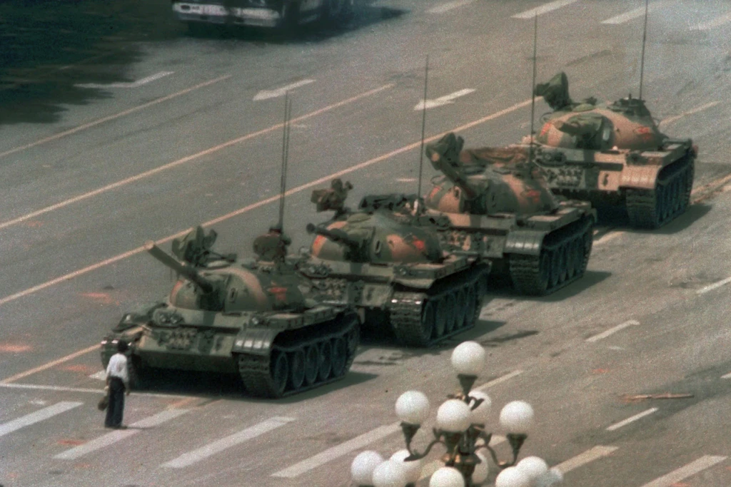 Während des <a rel="mw:WikiLink" href="https://de.wikipedia.org/wiki/Tian%E2%80%99anmen-Massaker">Massakers am Platz des himmlischen Friedens</a>&nbsp;stellte sich ein unbewaffneter Mann den Panzern entgegen – das Bild ging um die Welt.