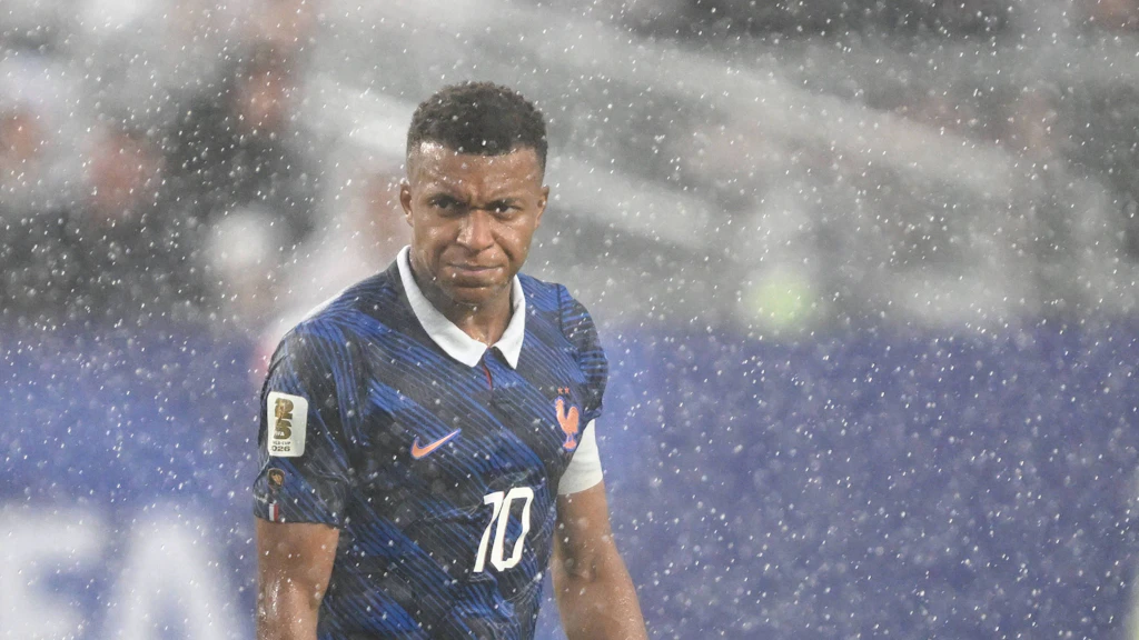 Fast fiel das Spiel ins Wasser: Kylian Mbappé setzte sich nach zwei Stunden Spielpause mit seinen Franzosen gegen den Irak durch.