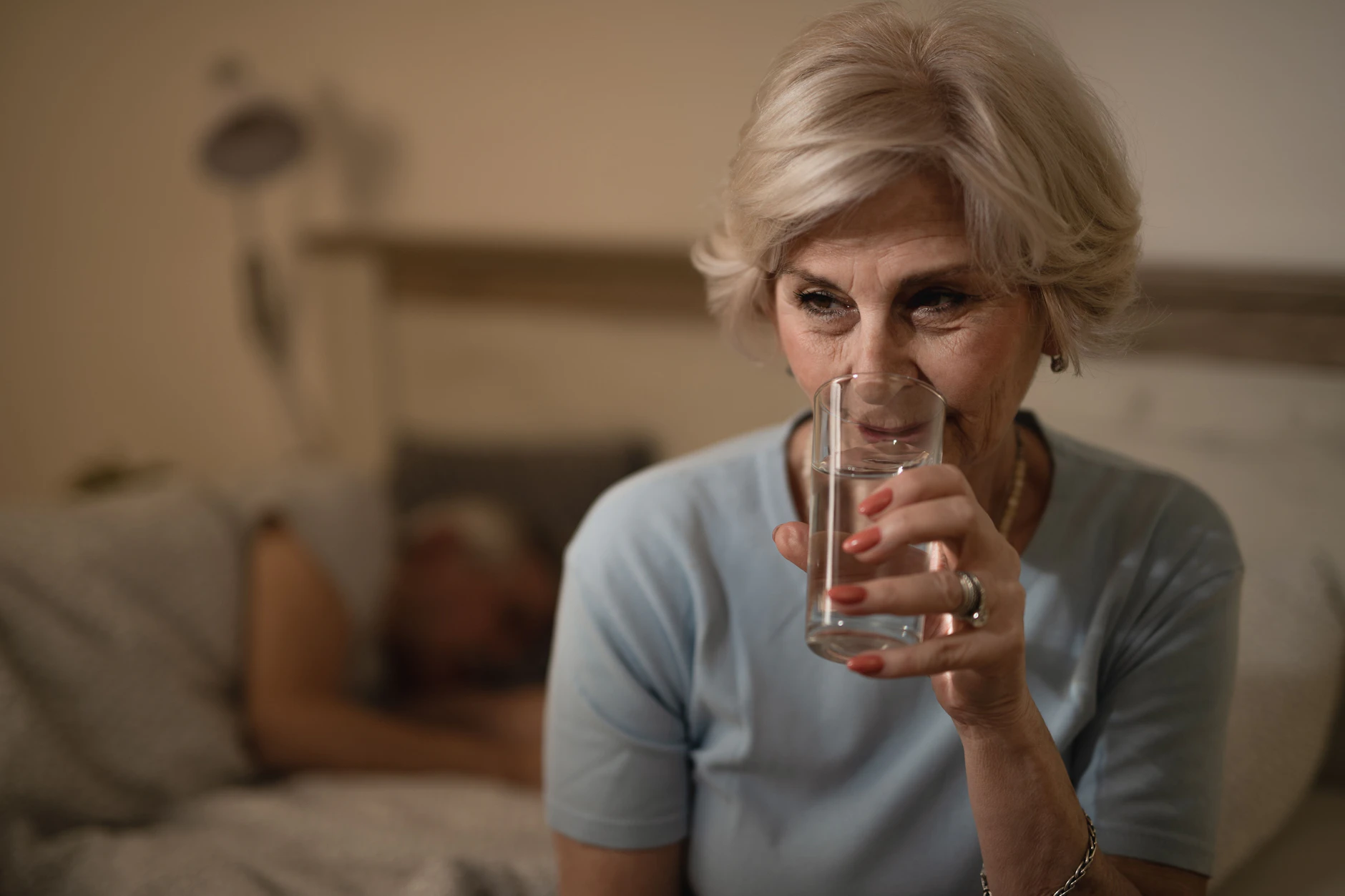 Dehydration ist bei Temperaturen über 30 Grad nicht zu unterschätzen. Regelmäßiges Trinken ist daher essenziell. Solche Tipps teilt das Silbernetz auch gerne am Telefon mit.