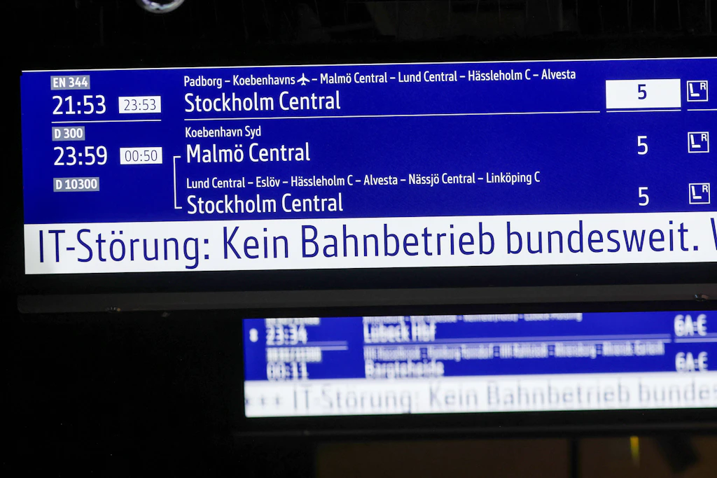 Die IT-Störung wird auf einer Anzeigetafel im Hamburger Hauptbahnhof angezeigt. Der Zugverkehr der Deutschen Bahn wurde wegen einer Funkstörung bundesweit eingestellt.