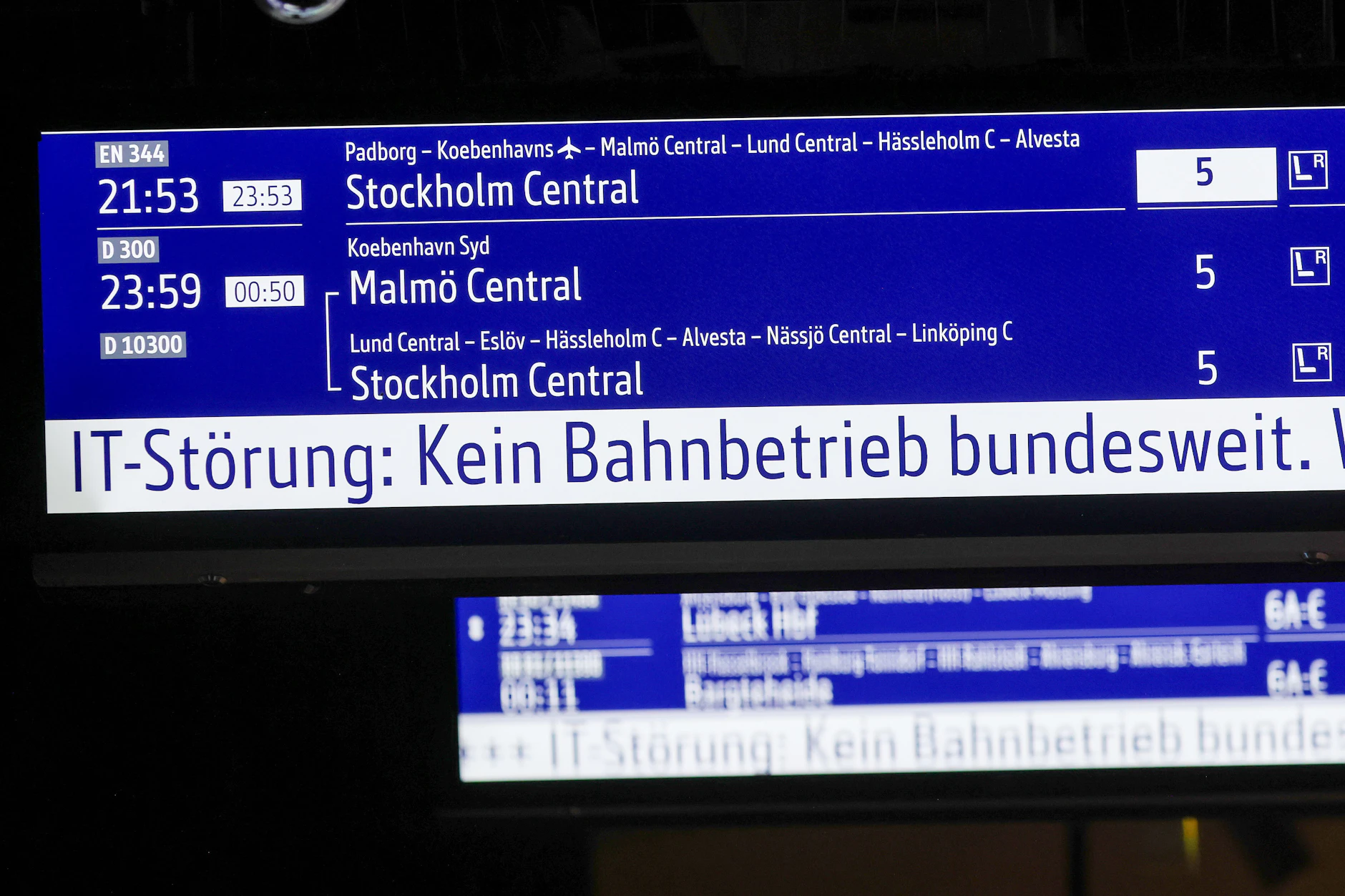 Die IT-Störung wird auf einer Anzeigetafel im Hamburger Hauptbahnhof angezeigt. Der Zugverkehr der Deutschen Bahn wurde wegen einer Funkstörung bundesweit eingestellt.
