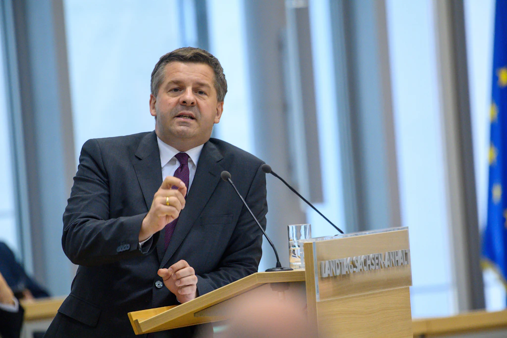 Sven Schulze (CDU), Ministerpräsident des Landes Sachsen-Anhalt, fordert eine Gegenleistung für staatliche Unterstützung.