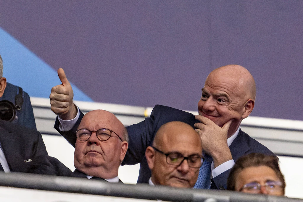 Sehen Sie, lieber Gianni, so kennt man Sie: entspannt, zufrieden, der Daumen zeigt schon nach oben. Genau diese Haltung hatte ich mir gewünscht.