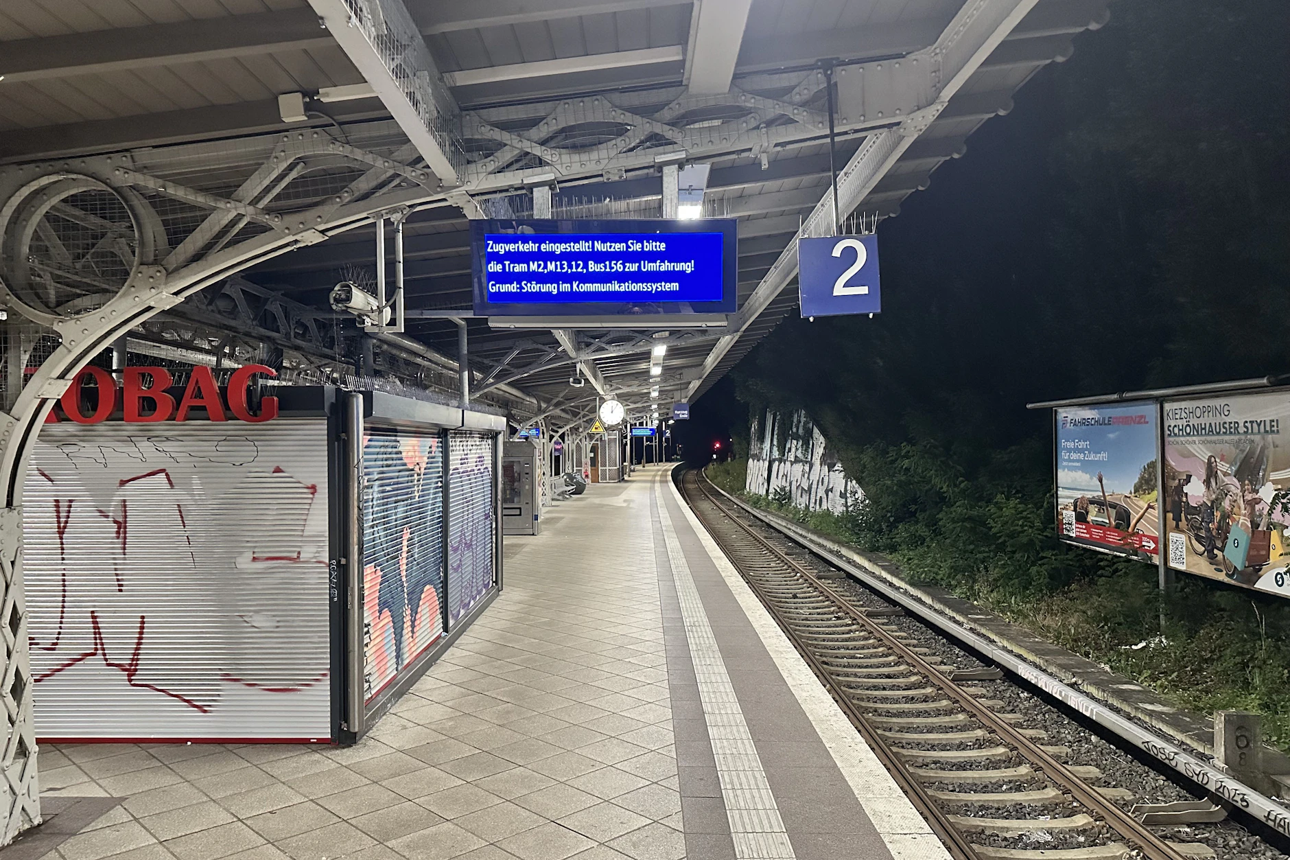 Der Bahnsteig auf dem S-Bahnhof Prenzlauer Allee war noch kurz nach Mitternacht verwaist. Eine Anzeigetafel zeigte an, dass der Zugverkehr eingestellt wurde.