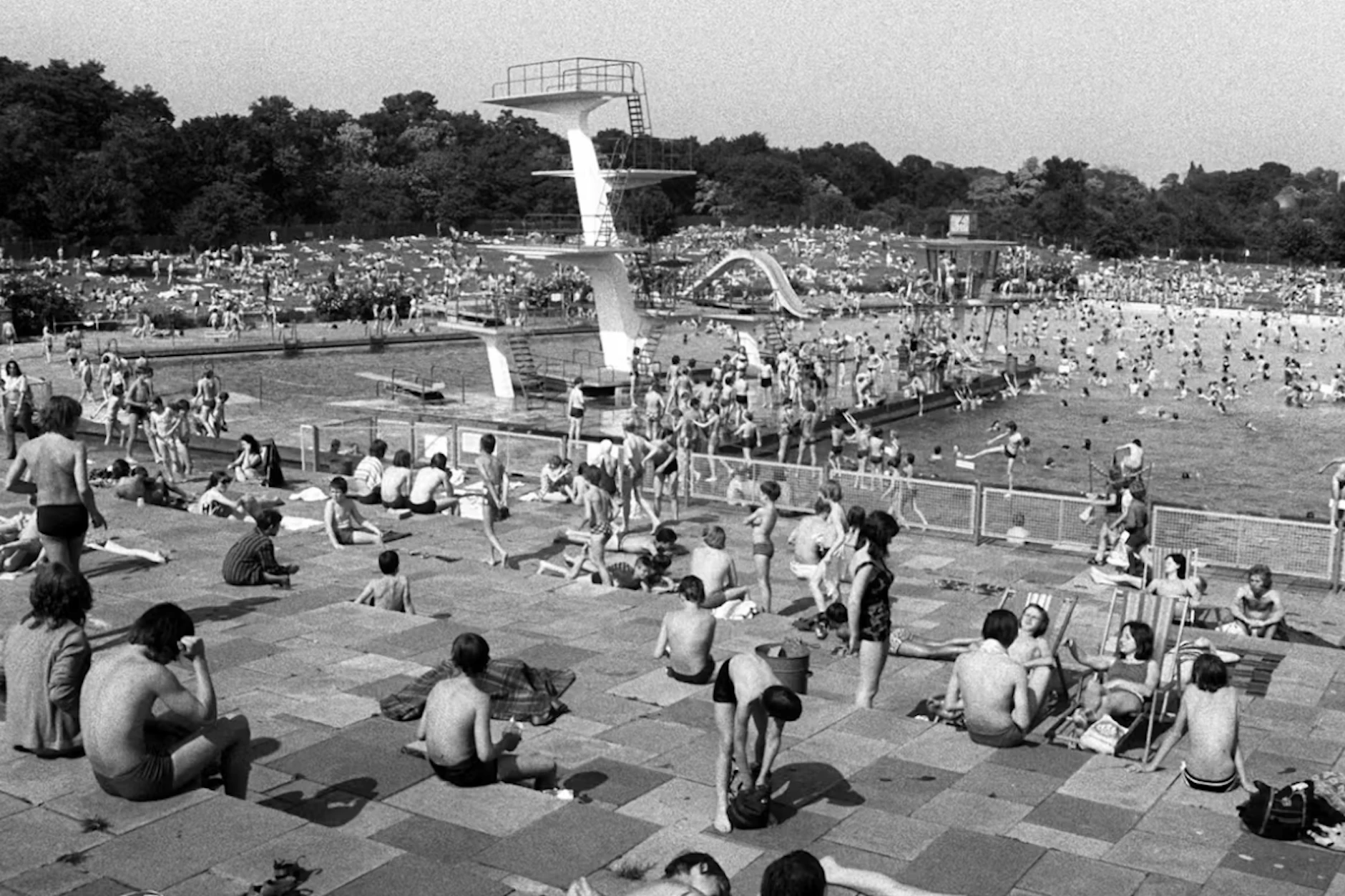 Im Sommer 1973 herrscht im Freibad Pankow reger Badebetrieb.
