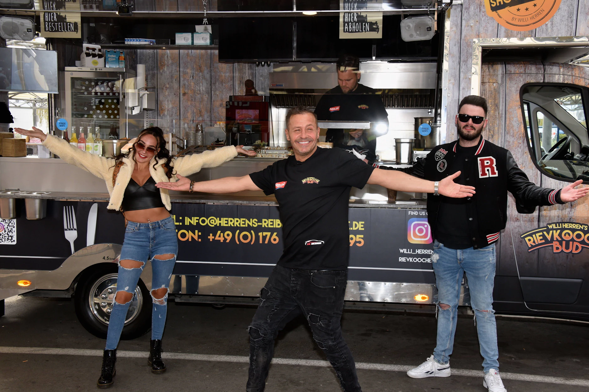 Willi Herren mit Tochter Alessia und Sohn Stefano bei der Eröffnung seines Foodtruck im Jahr 2021.