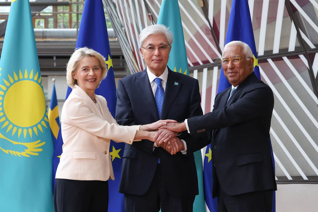 Kasachstans Präsident Kassym-Schomart Tokajew (M.) in Brüssel mit EU-Kommissionspräsidentin Ursula von der Leyen und EU-Ratspräsident António Costa.