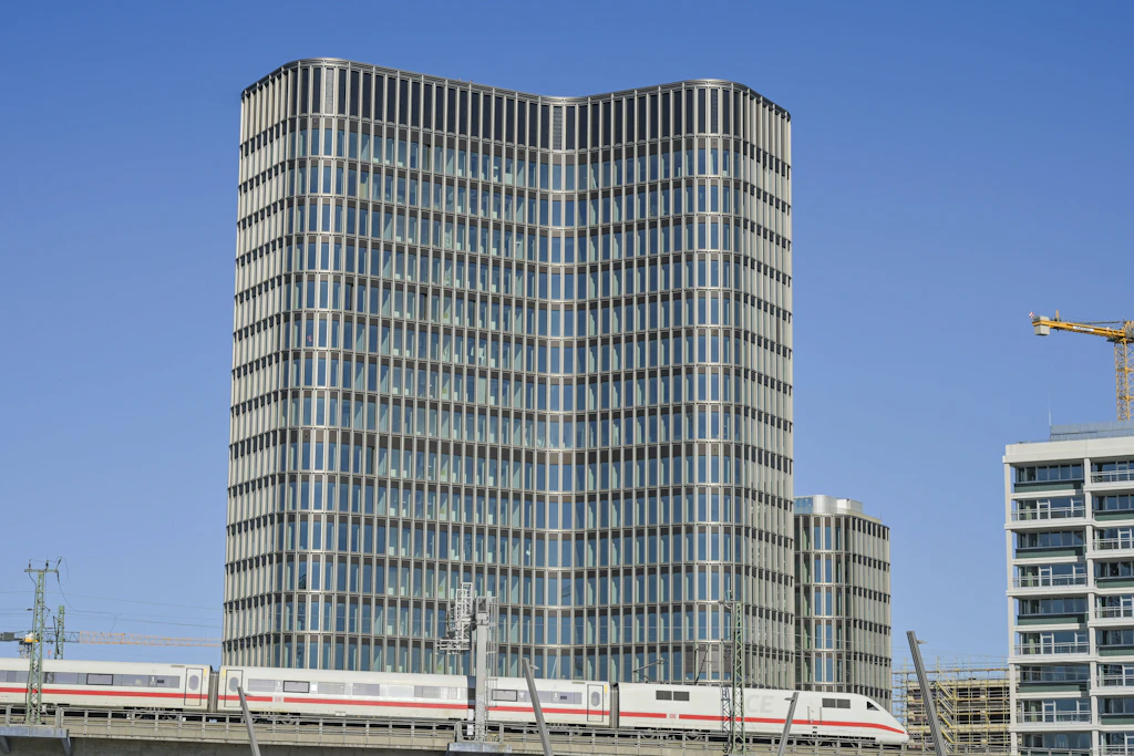 Neues Wahrzeichen am Nordhafen: das 82 Meter hohe Bürohochhaus „Upbeat“