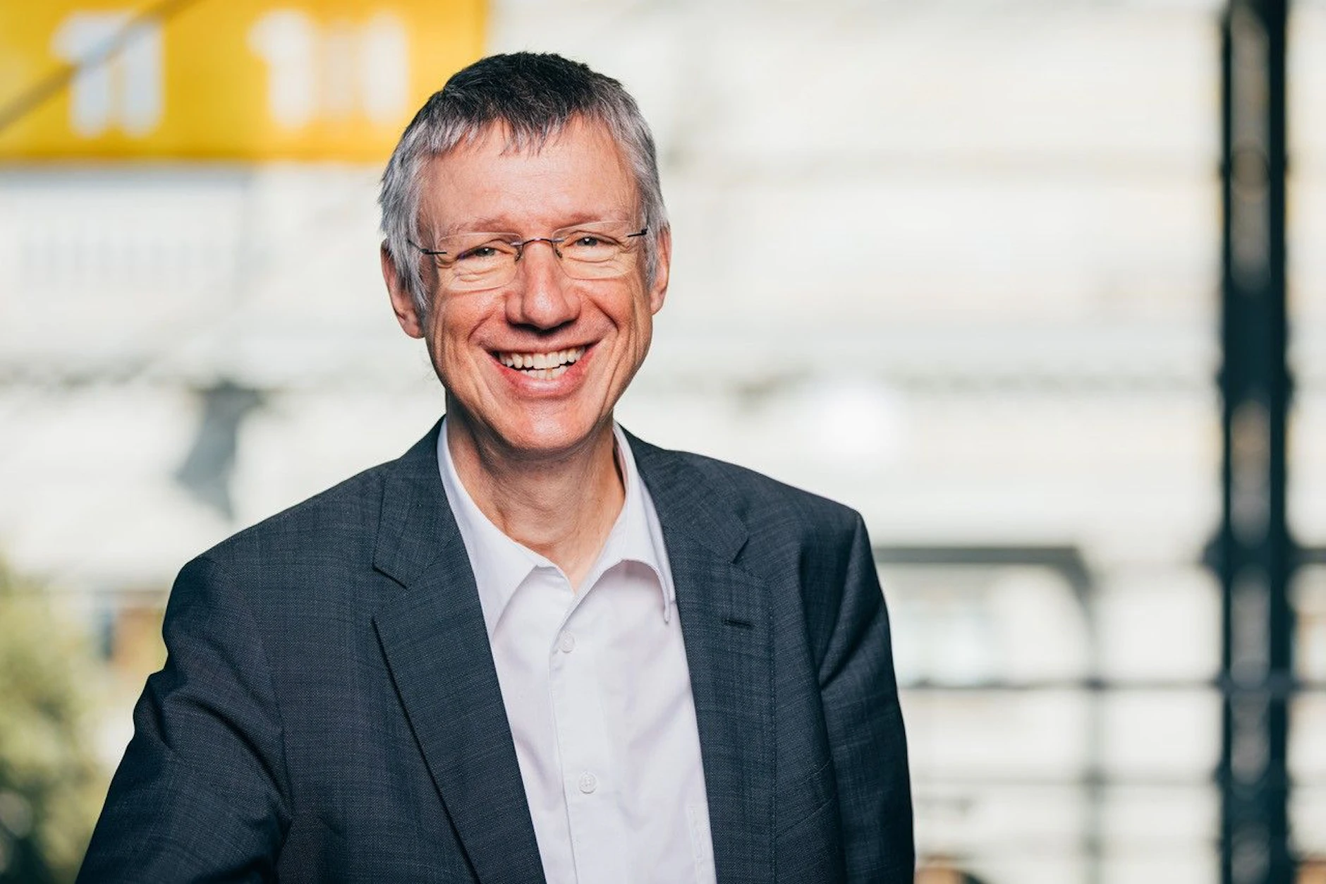 Prof. Dr. Beat Siebenhaar ist Sprachforscher an der Uni Leipzig. Er kommt selbst aus der Schweiz und findet es schade, dass die Deutschen so ein schwieriges Verhältnis zu ihrem Dialekt haben.